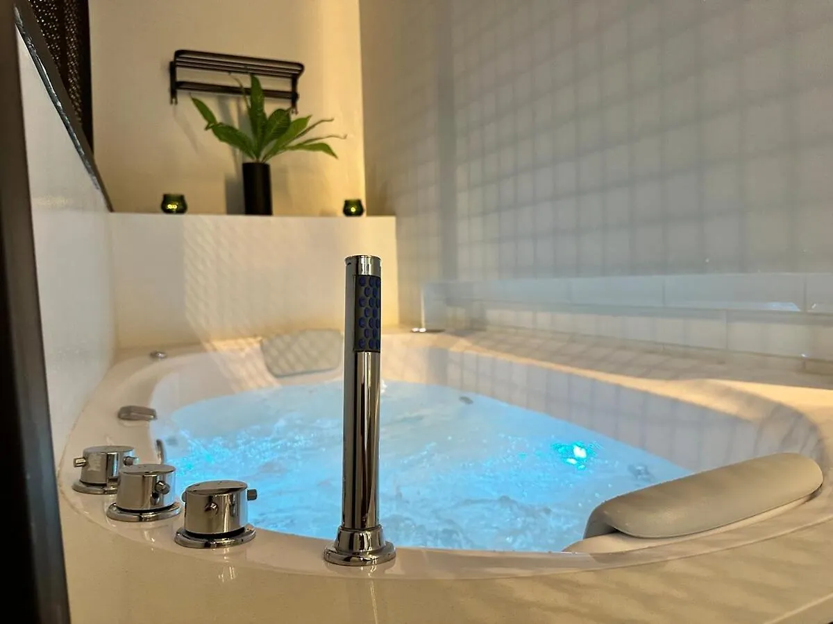 Luxury Penthouse With Jacuzzi And Ac, North Medellin Apartment
