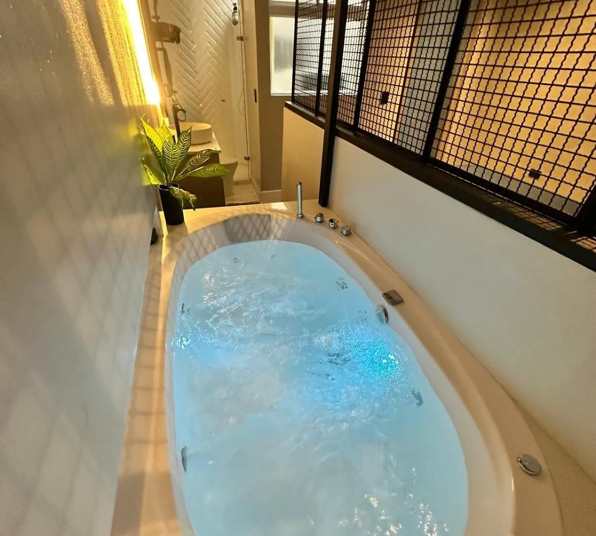 Luxury Penthouse With Jacuzzi And Ac, North Medellin Apartment