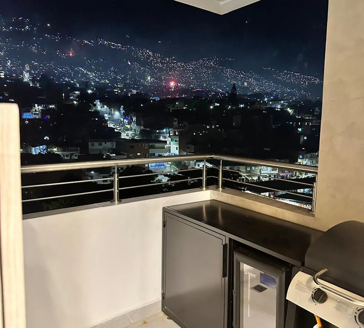 Luxury Penthouse With Jacuzzi And Ac, North Medellin Apartment