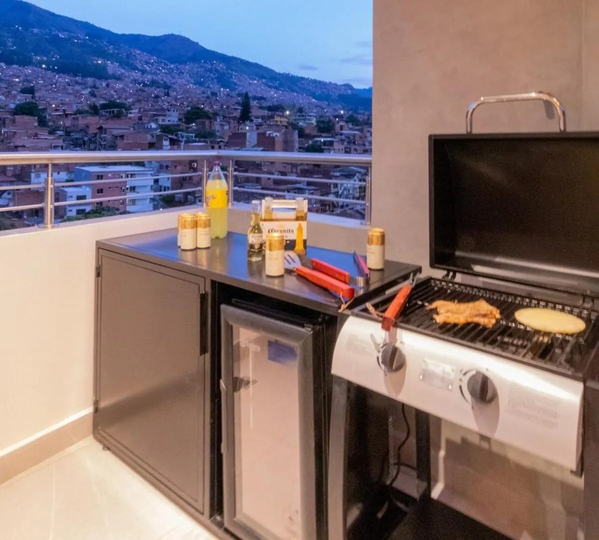Luxury Penthouse With Jacuzzi And Ac, North Medellin Apartment Colombia